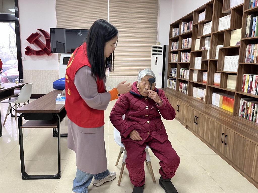 茅太新村开展“关爱老年人,光明行动” 眼健康体检活动