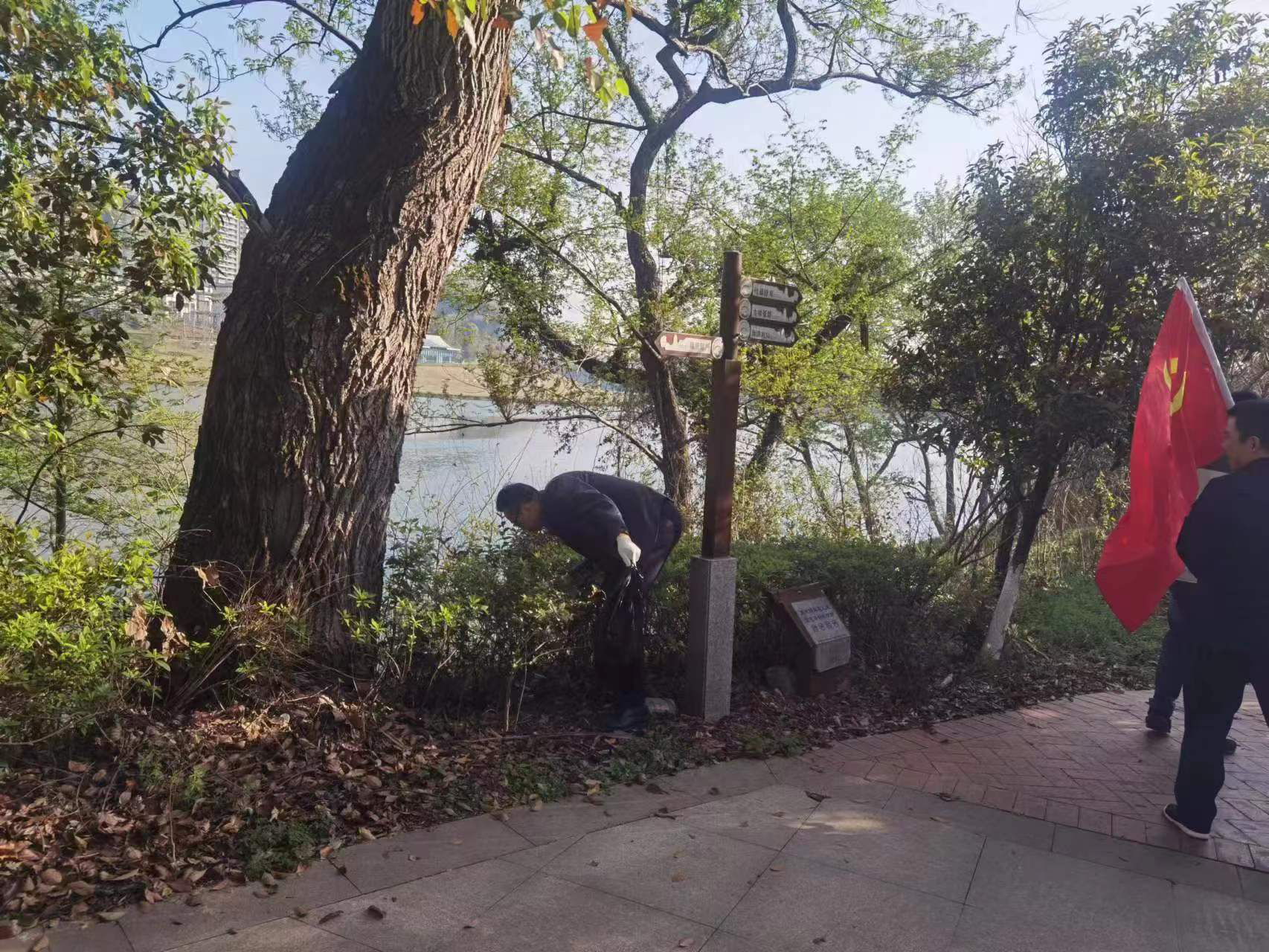 茶陵县农机事务中心开展 护环境 捡垃圾 倡文明学雷锋活动