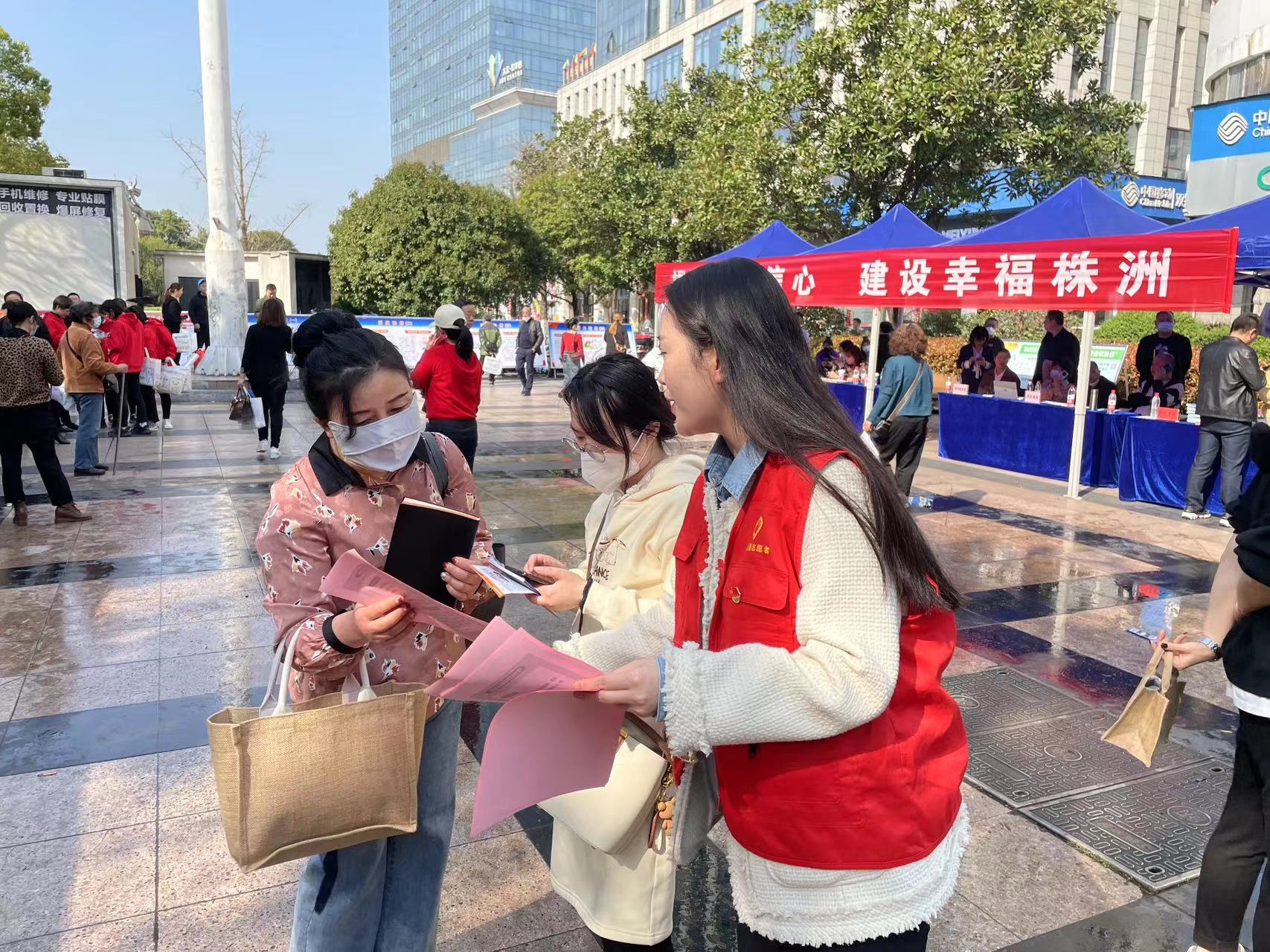 市发改委开展反对商品过度包装和反食品浪费宣传