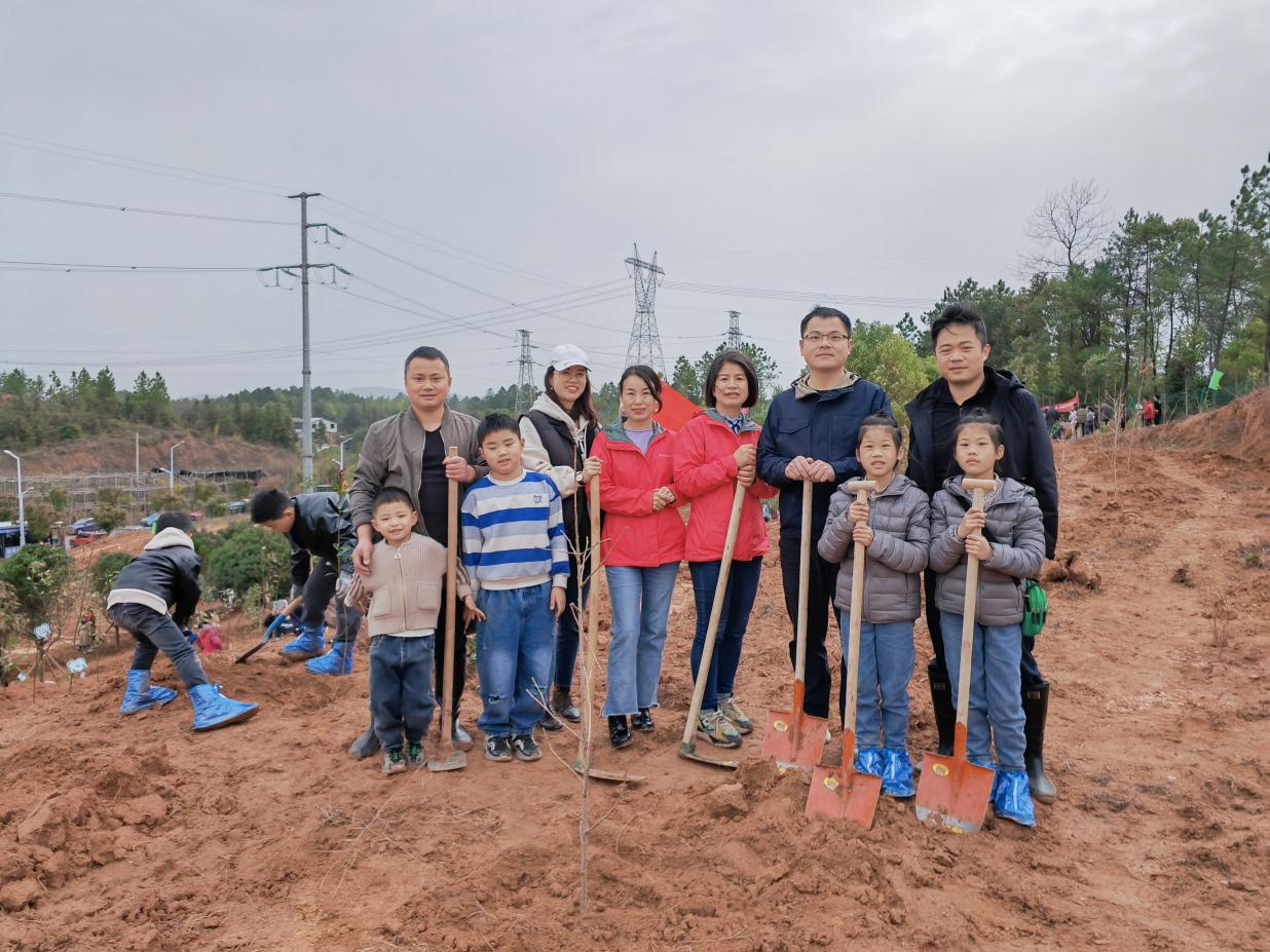 区住建局参加"3.12"全民义务植树活动