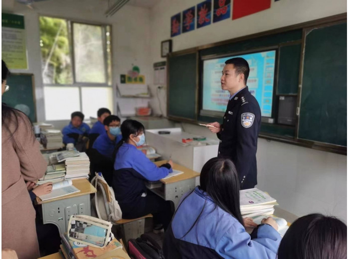 法制宣传进校园 奏响校园平安曲