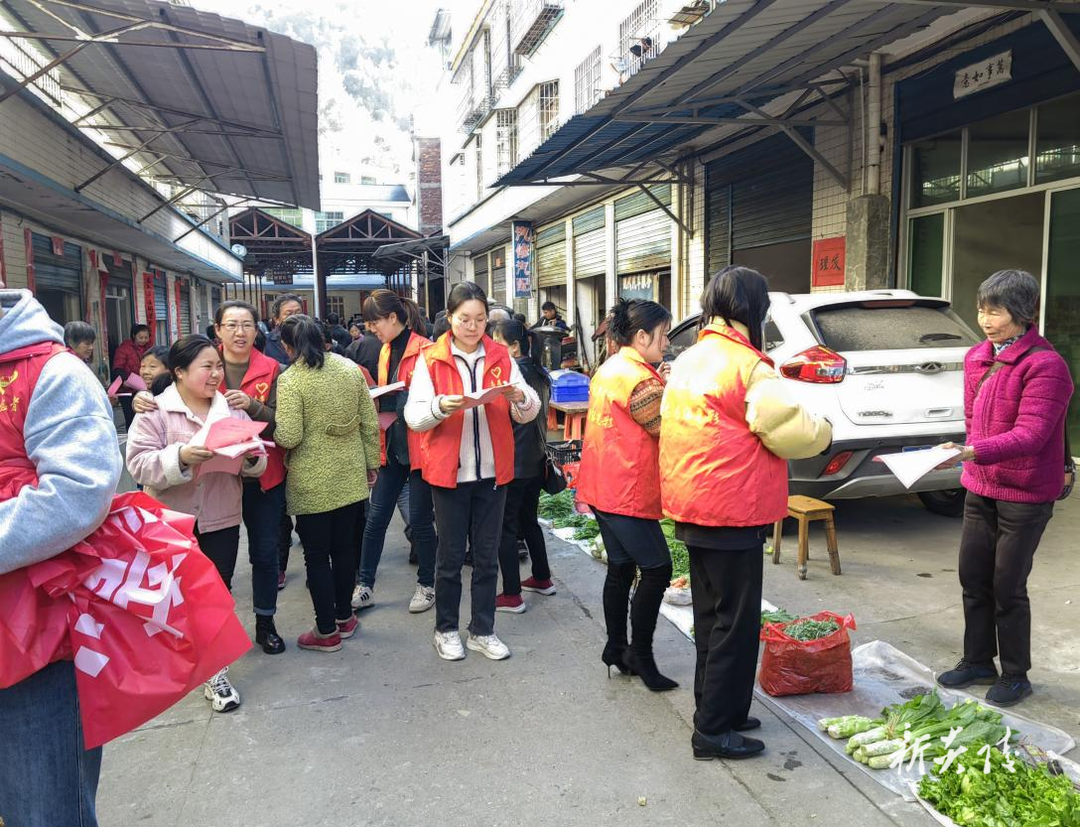策源乡开展“湘妹子赶集普法月”宣传活动