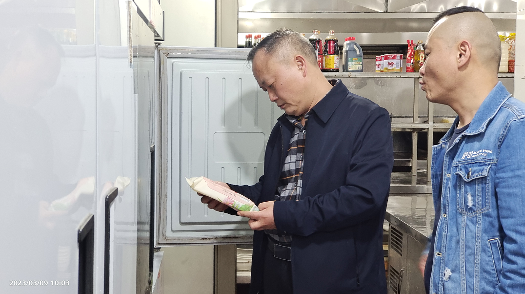 区市场监督管理局调研食品安全“两个责任”机制落实情况