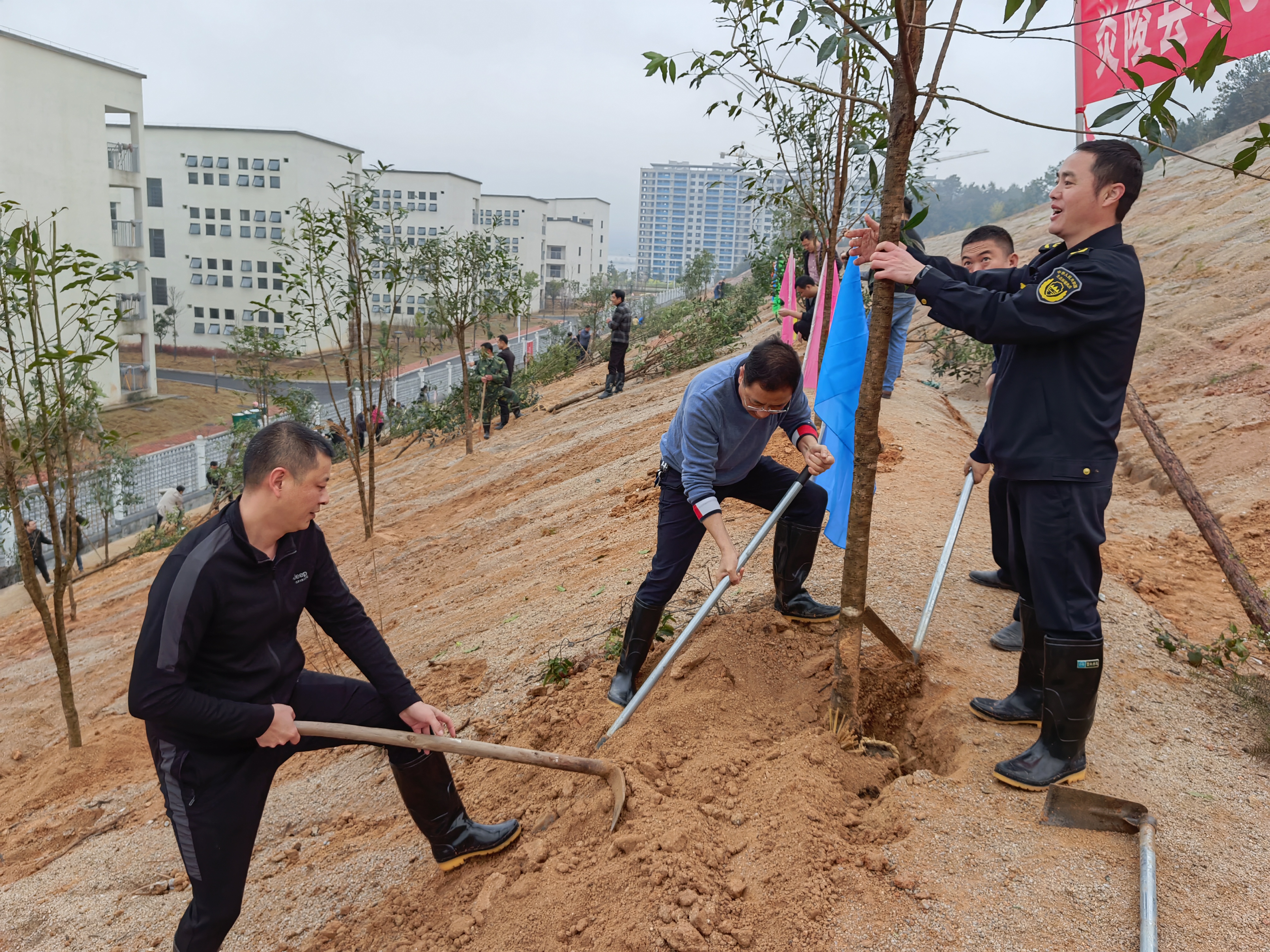 生态环境炎陵分局参加全民义务植树活动