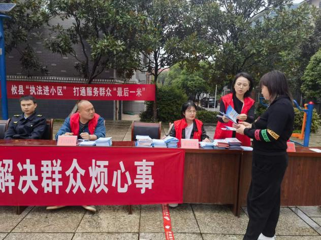 小区党建引领基层治理——执法进小区  打通服务群众"最后一米"