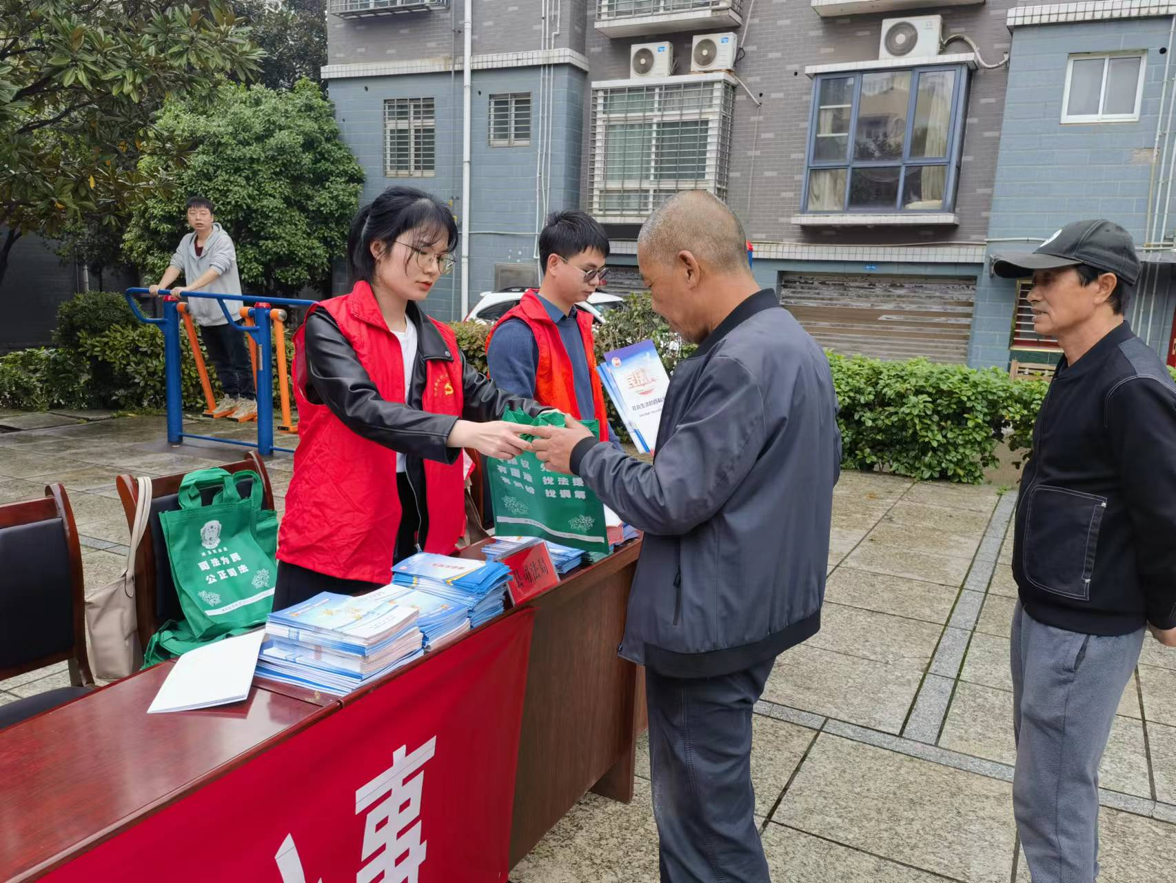 法治护航     司法为民 ——攸县司法局开展行政复议法治宣传活动