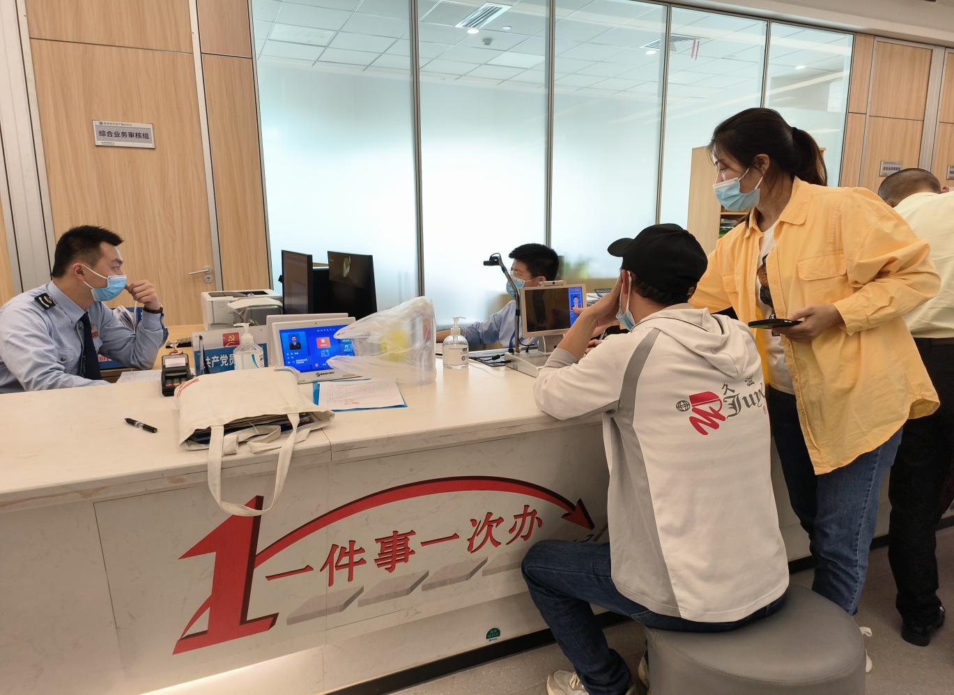 全省首发证！我市实现个人存量住房"商转公"贷款模式"带押过户"登记业务发证