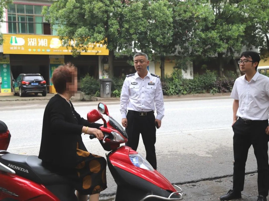 杨波同志暗访督查交通违法整治工作