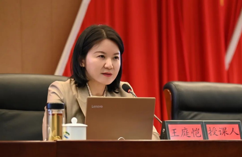 第一书记讲党课