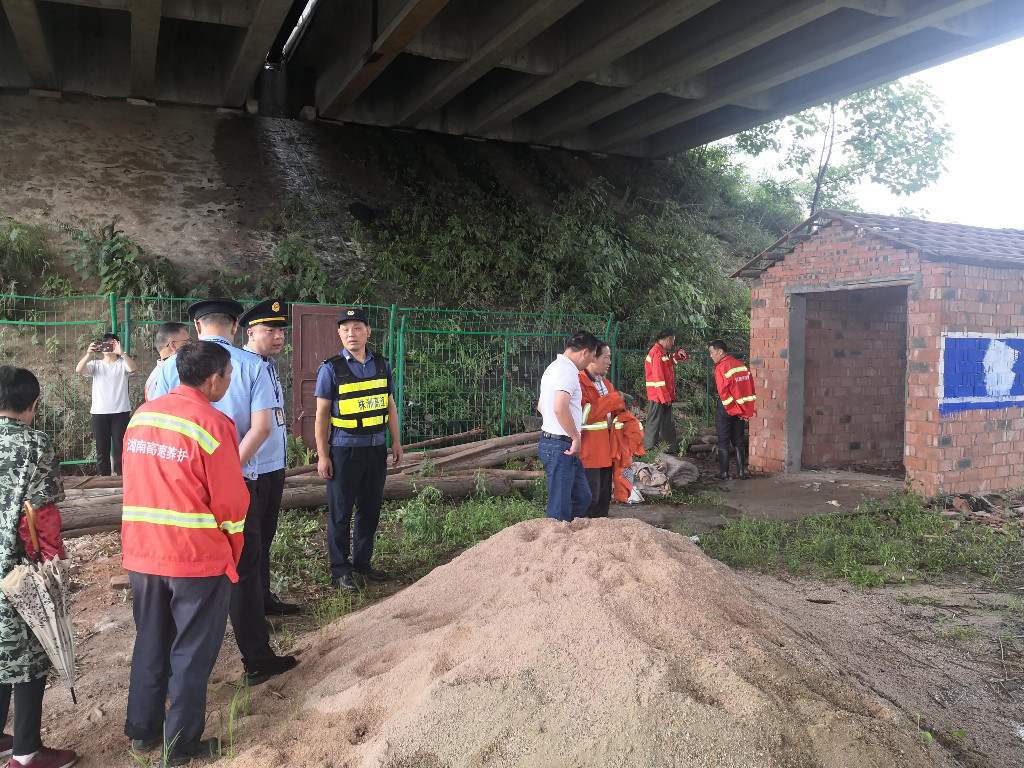 清理桥下空间 保障公路畅通