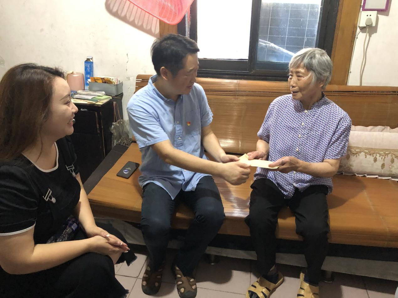 芦淞区审计局联点公园社区开展 “关爱困难党员 卫生大清扫” 志愿服务活动