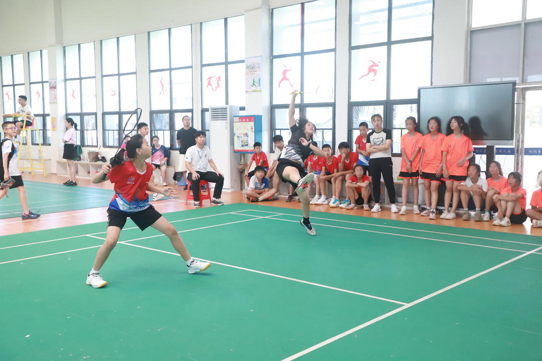 起跳、扣杀！这场中小学生羽毛球赛 “火药味”十足！
