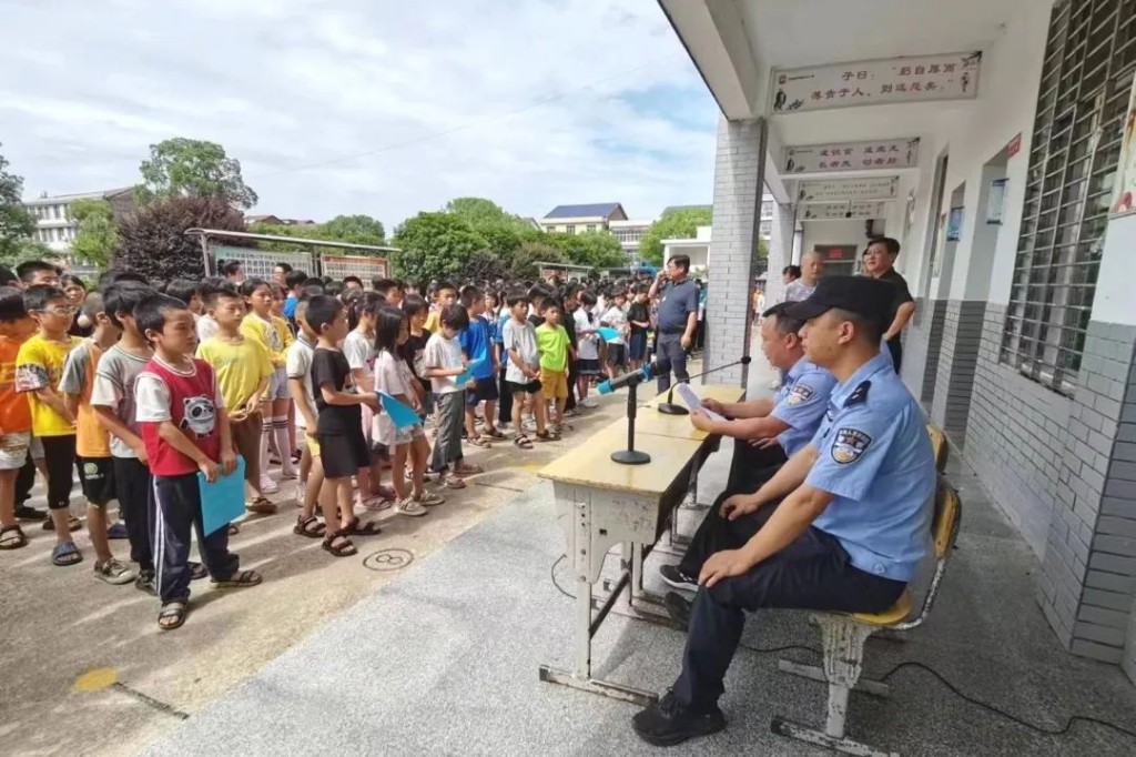 普法宣传进校园，护航成长“警”相随