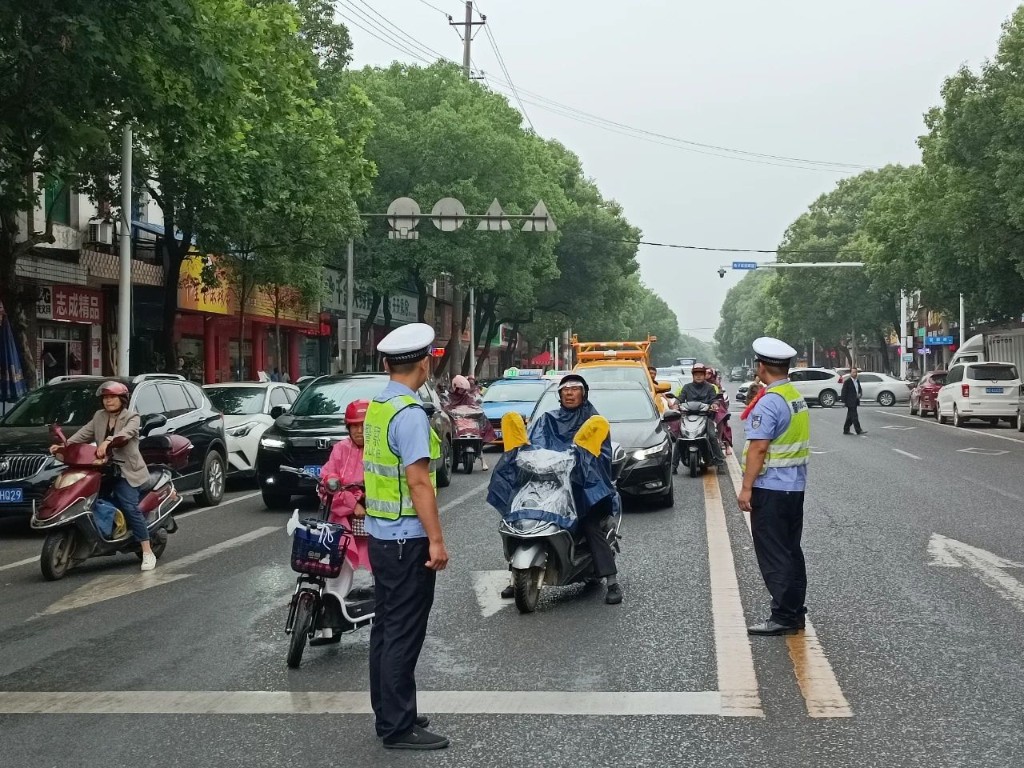 【护航高考】 高考首日 | 攸县交警全力以赴护航高考
