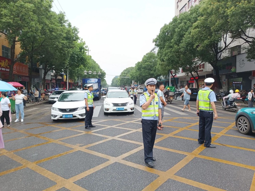 【护航高考】 高考首日 | 攸县交警全力以赴护航高考