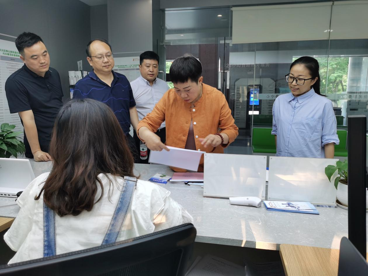 省民政厅陈慈英一行来天元区调研社会救助工作