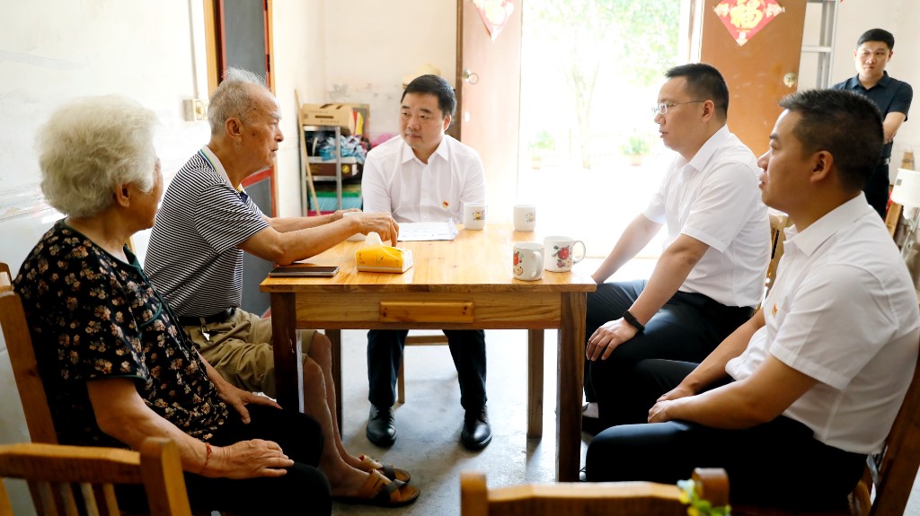 李鹏程开展“七一”走访慰问 向全县各级党组织和广大党员致以节日的问候