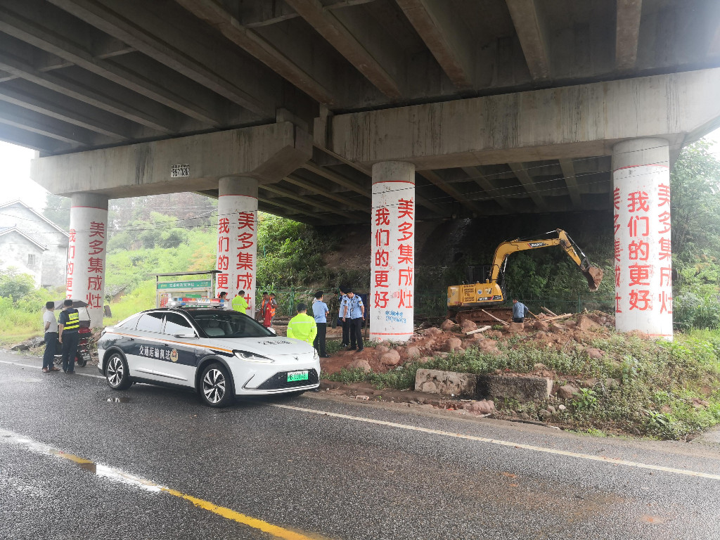 清理桥下空间 保障公路畅通