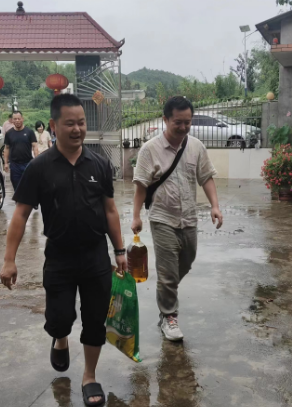 情深意“棕“  温暖民心 ——天元区自然资源局党支部走访慰问困难群众
