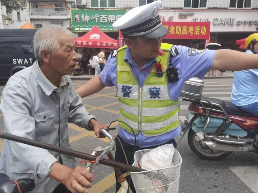 【护航高考】 高考首日 | 攸县交警全力以赴护航高考