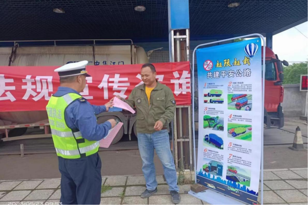 攸县交通运输局开展路政宣传月活动