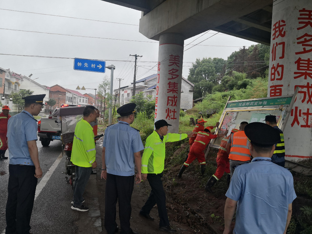 清理桥下空间 保障公路畅通