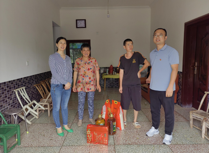端午真情送温暖 结对帮扶“粽”系情