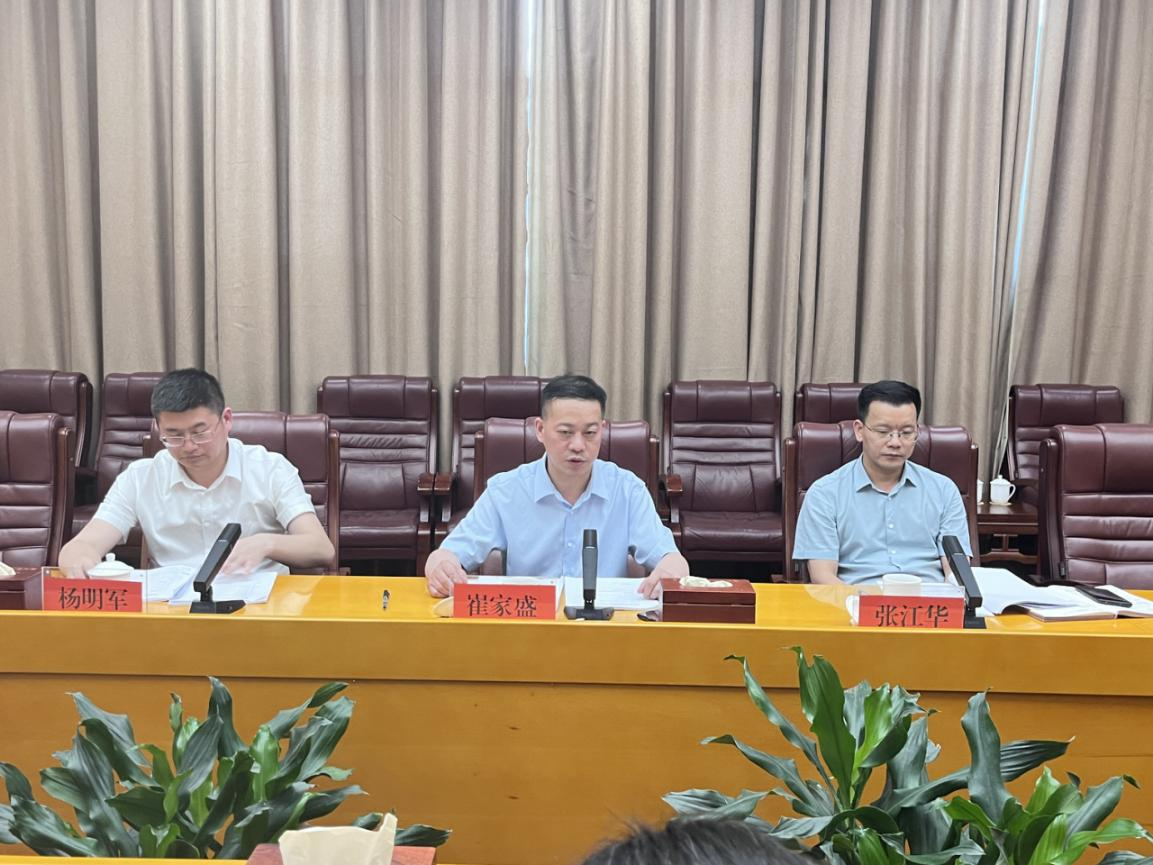 市政府研究室举行党组理论中心组第六次集中学习暨“八五”普法宣讲会议