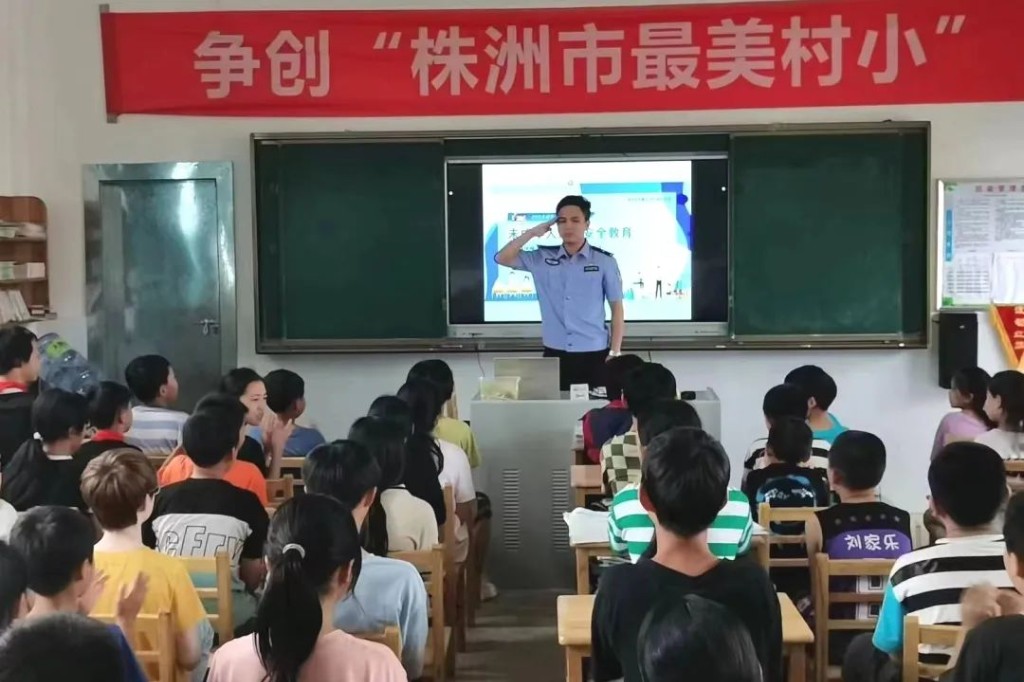 普法宣传进校园，护航成长“警”相随