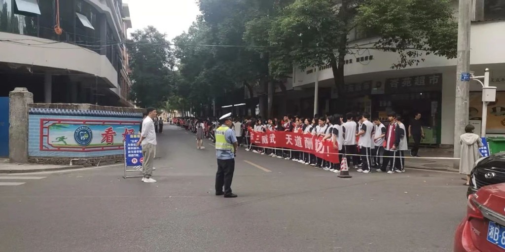 【护航高考】 高考首日 | 攸县交警全力以赴护航高考