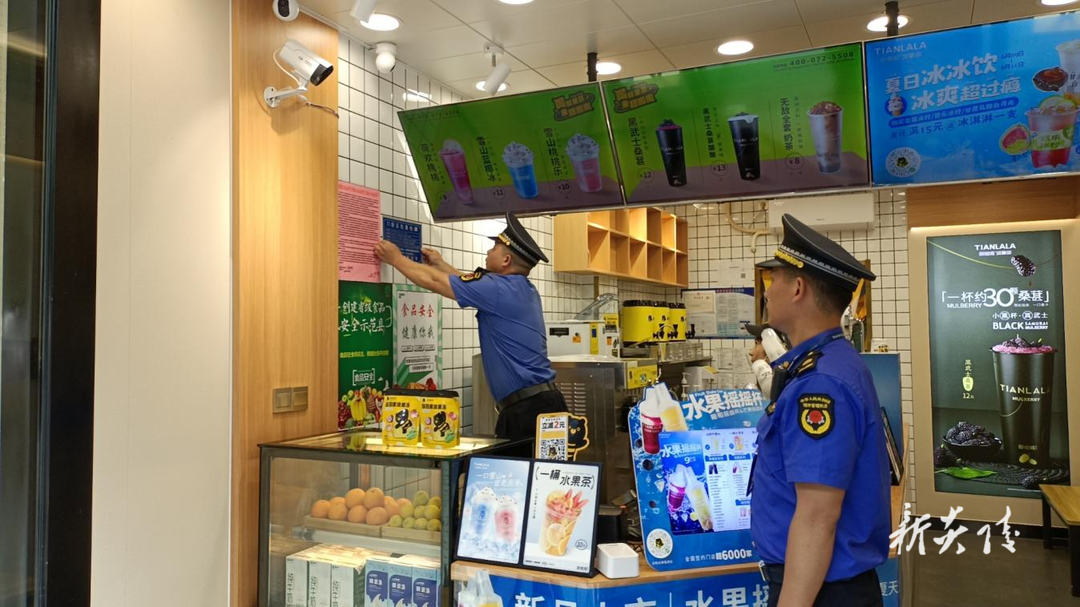 县城管局开展“门前五包”入户宣传活动