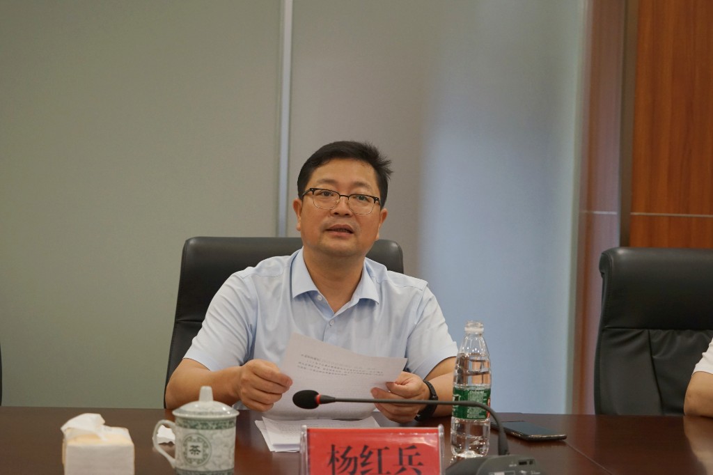 杨红兵到县政务服务中心开展“走流程、解难题、优服务”行动