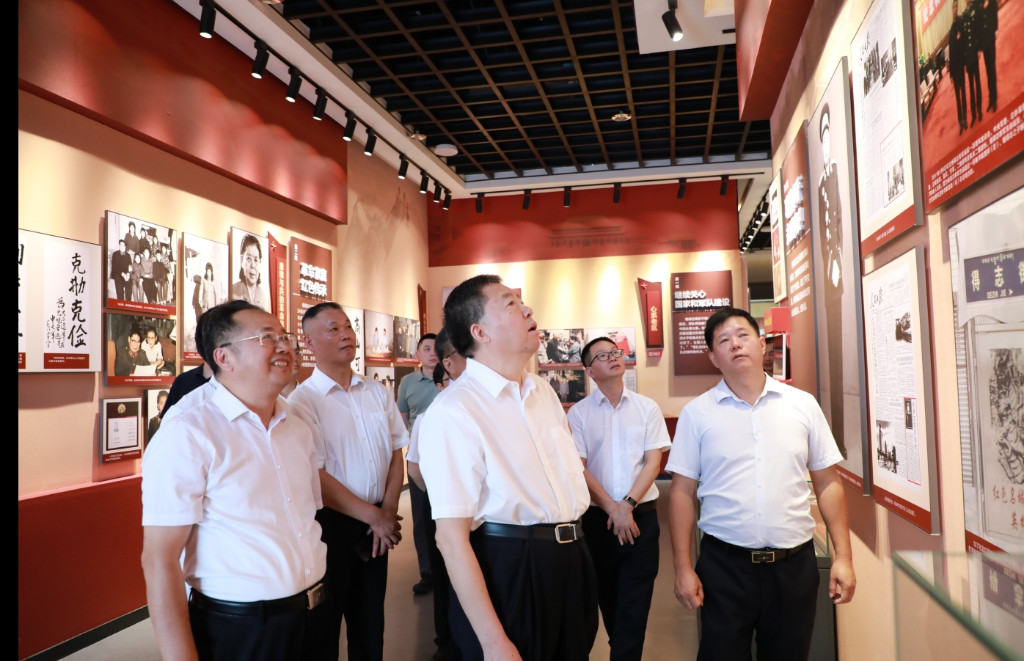 毛万春来区走访慰问老党员
