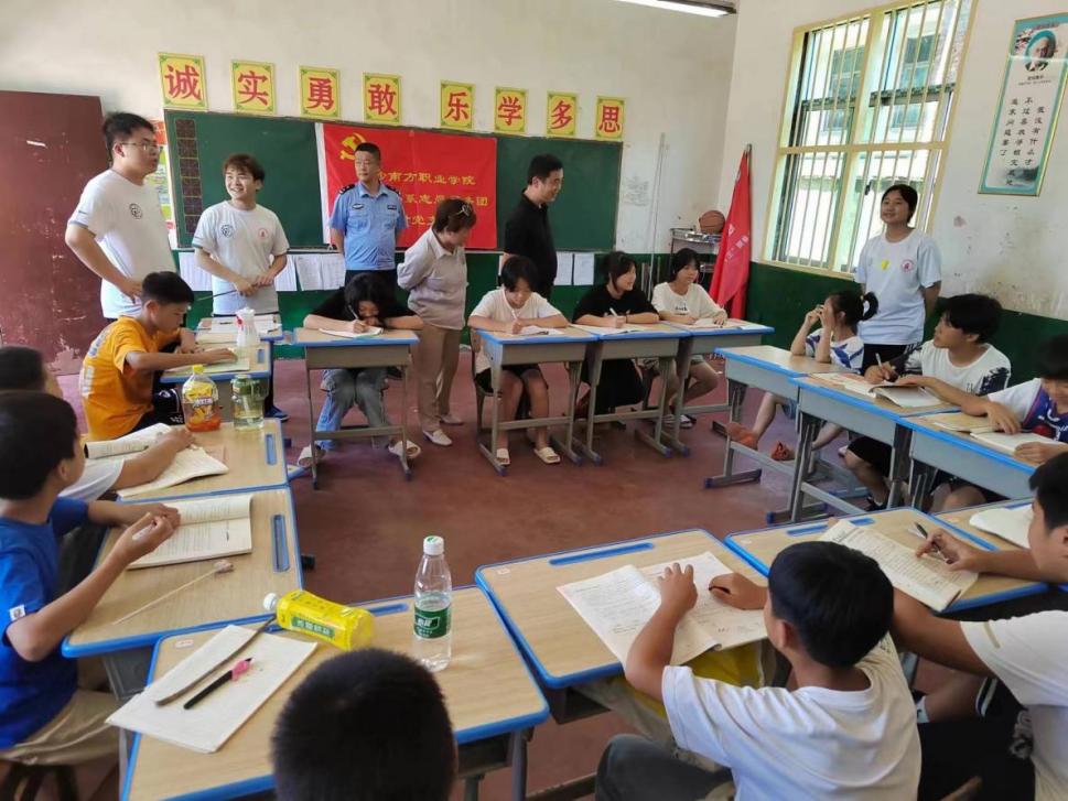 莲塘坳司法所开展"青春湘伴  与法同行"大学生暑期"送法下乡"志愿服务活动