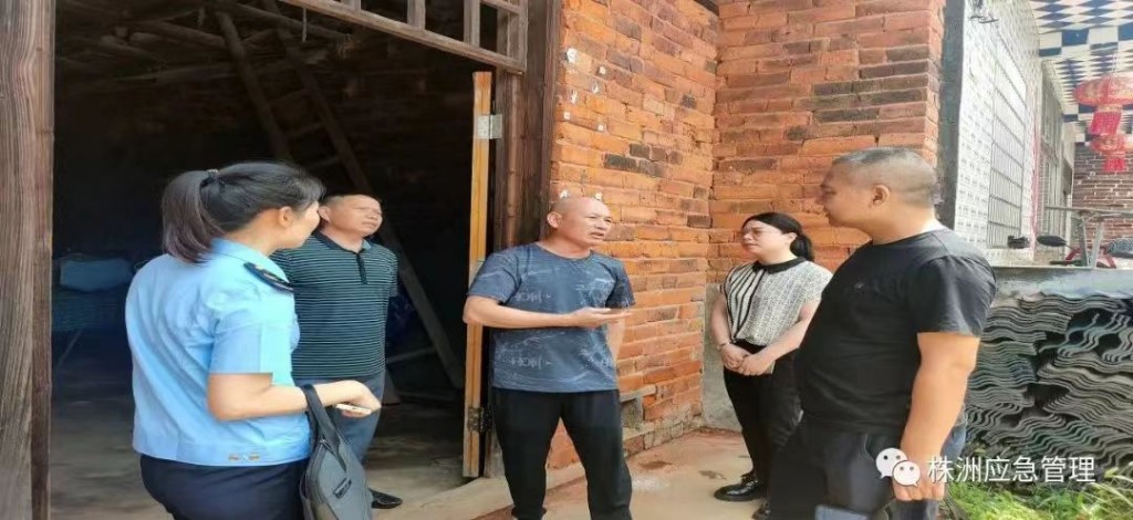 救灾科深入灾区查灾并指导救灾工作