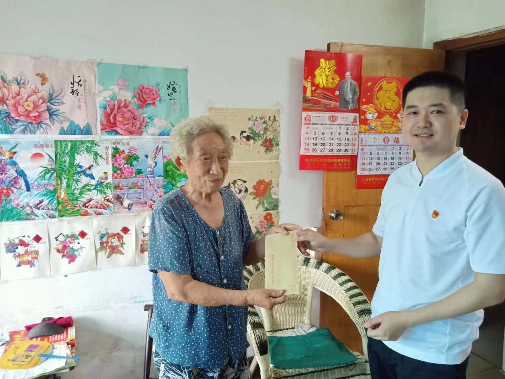 “七一”建党节建宁街道开展走访慰问困难党员群众活动