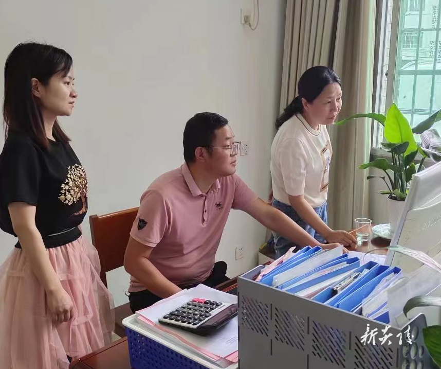 县财政局开展“一把手走流程”活动