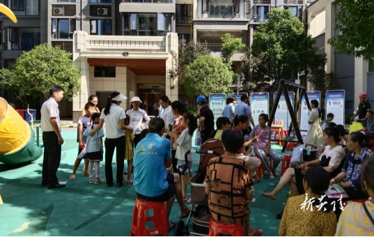 县市场监督管理局开展“电梯安全进小区及电梯安全应急救援演练”活动
