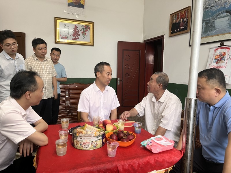 刘行国开展“八一”走访慰问活动