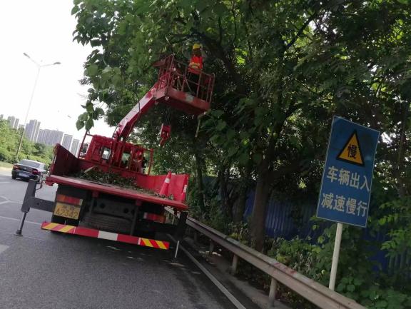 天元区城管局开展快速环道整治工作 提升城市“风景线”