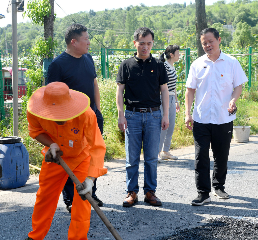 钟勇军在株洲城郊公路养护中心调研时提出要当好幸福株洲的开路先锋