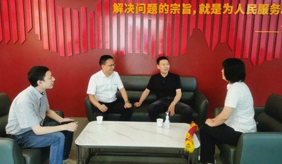 走找想促解难题  企业点赞送锦旗