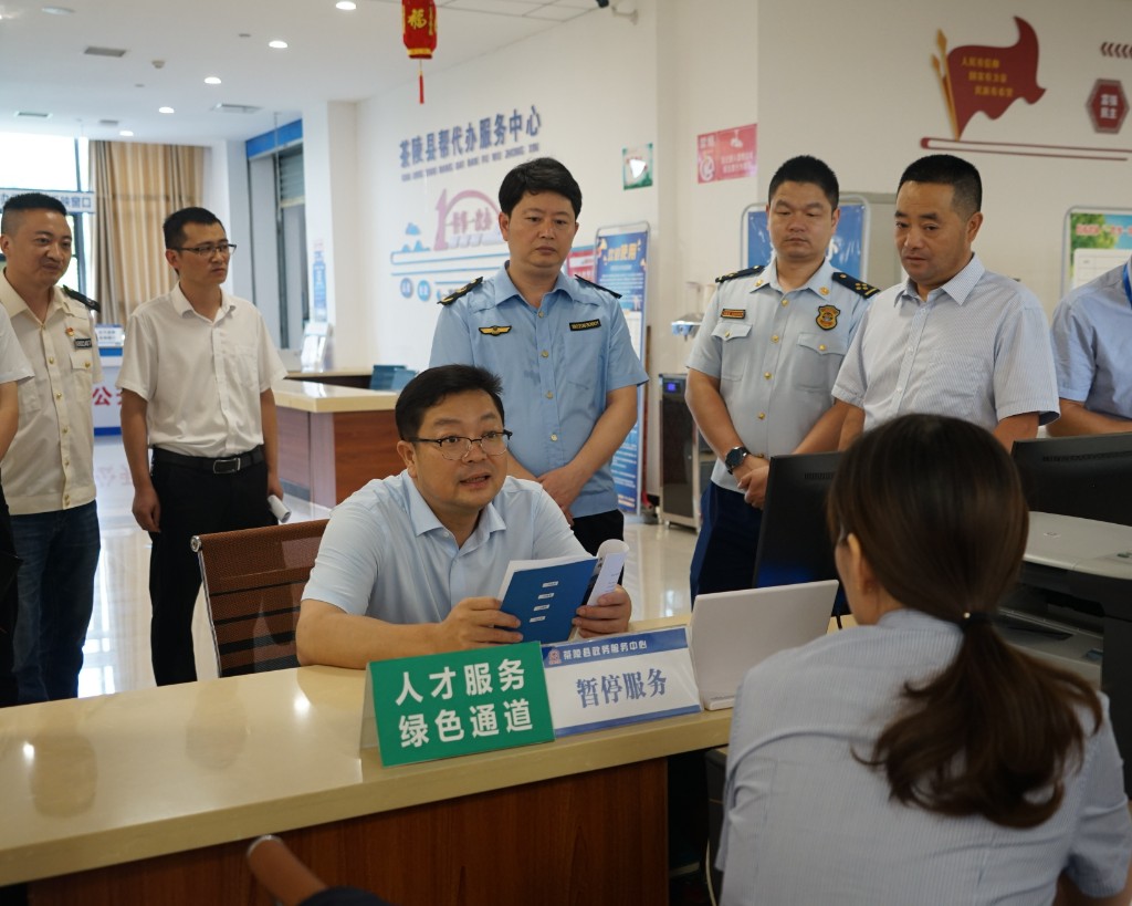 杨红兵到县政务服务中心开展“走流程、解难题、优服务”行动