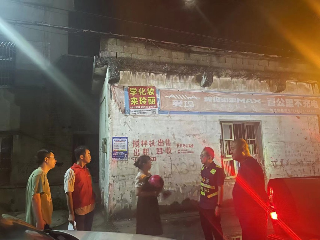 均楚镇：集中力量当好“守夜人” 重拳出击点亮“平安灯”