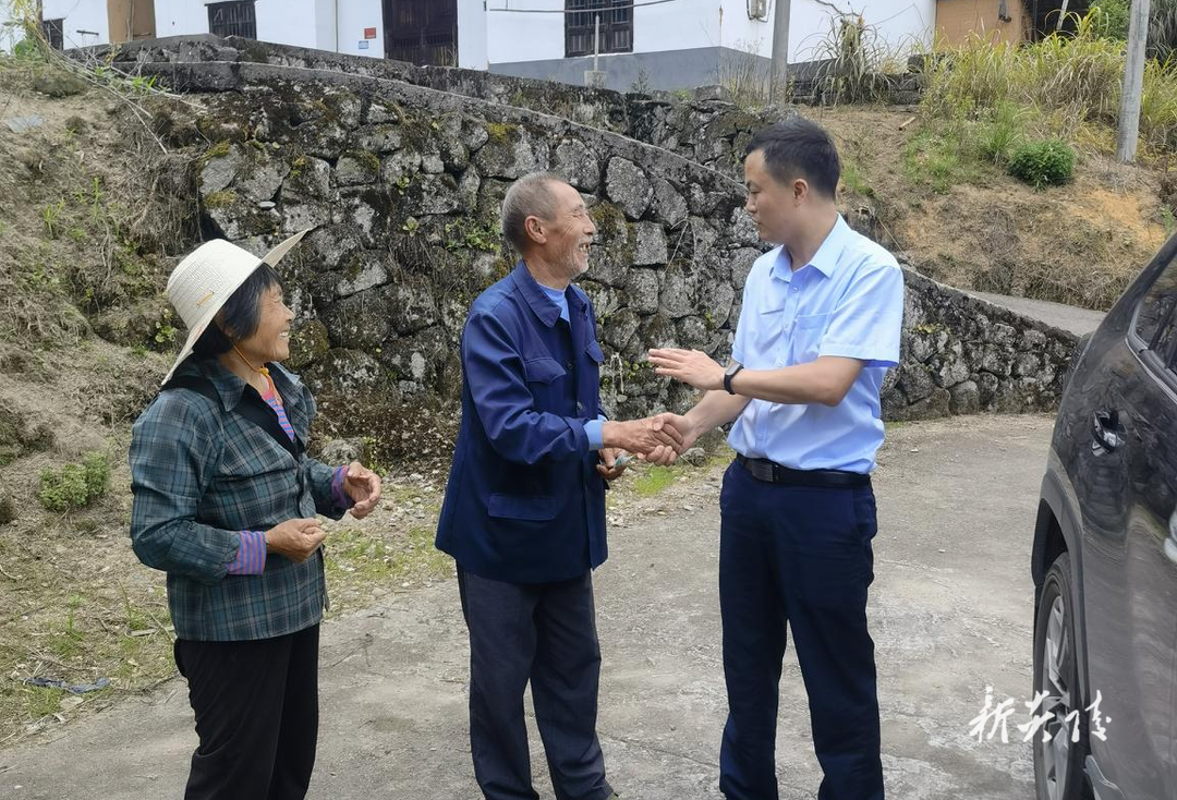 炎陵农商银行：上门办卡便民生 暖心服务获称赞