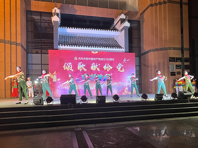 霞阳镇西区社区举办“庆七一”文艺汇演
