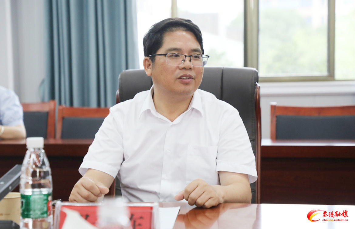 邓元连到县教育局调研座谈