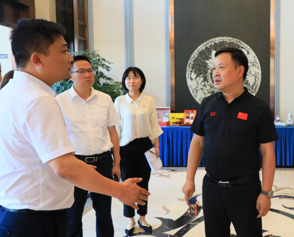 李晓彤到渌口镇督导2023全国传统校篮球联赛比赛和接待场地筹备情况
