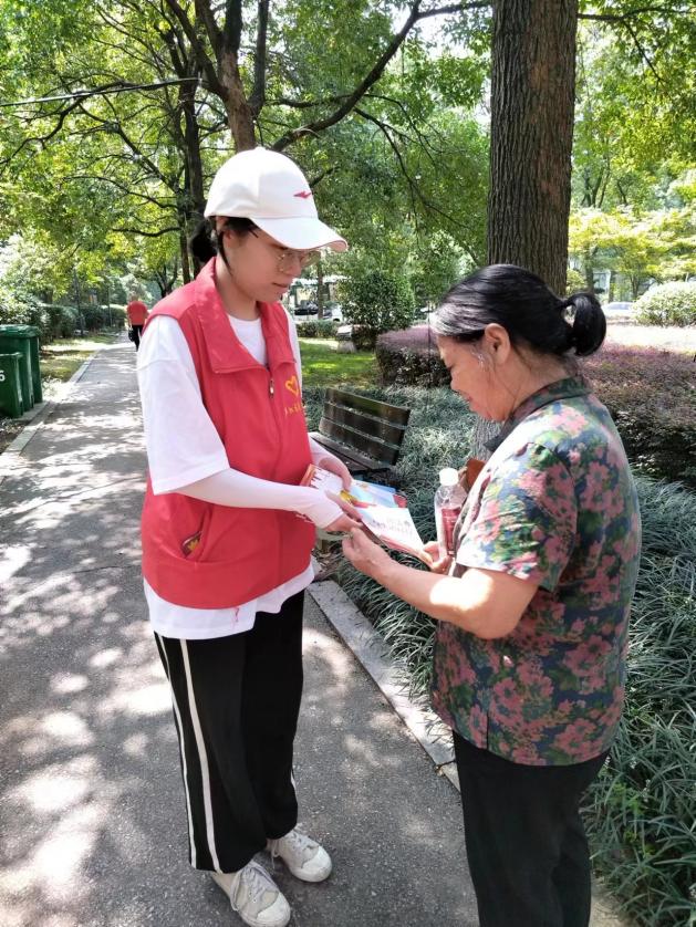 区司法局组织大学生志愿者开展未成年人保护法宣传活动