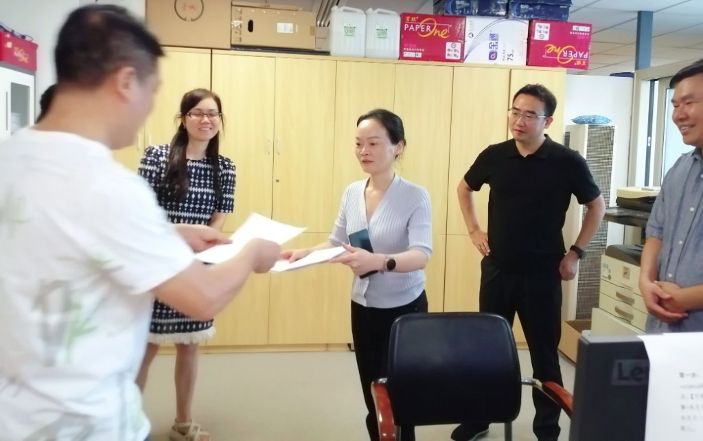 黄蓉主任到市民中心发改委（国动办）行政审批窗口开展“一把手走流程”活动